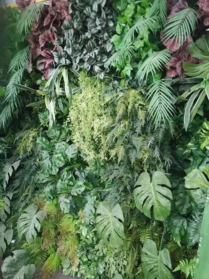 Lifelike Vertical Greening Customized Hanging Plant Green Wall For Decor